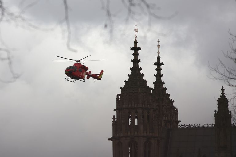Воздушная скорая помощь Лондона возле здания Парламента. 22 марта 2017 Воздушная скорая помощь Лондона возле здания Парламента. 22 марта 2017