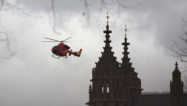 Воздушная скорая помощь Лондона возле здания Парламента. 22 марта 2017 Воздушная скорая помощь Лондона возле здания Парламента. 22 марта 2017