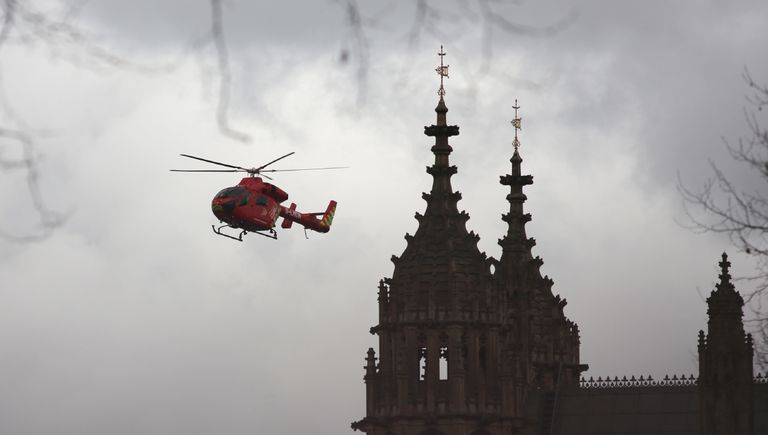 Воздушная скорая помощь Лондона возле здания Парламента. 22 марта 2017 Воздушная скорая помощь Лондона возле здания Парламента. 22 марта 2017
