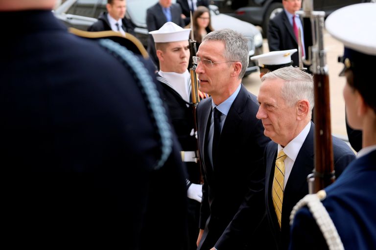 Министр обороны США Джим Мэттис и генеральный секретарь НАТО Йенс Столтенберг в Пентагоне. 21 марта 2017 года Министр обороны США Джим Мэттис и генеральный секретарь НАТО Йенс Столтенберг в Пентагоне. 21 марта 2017 года