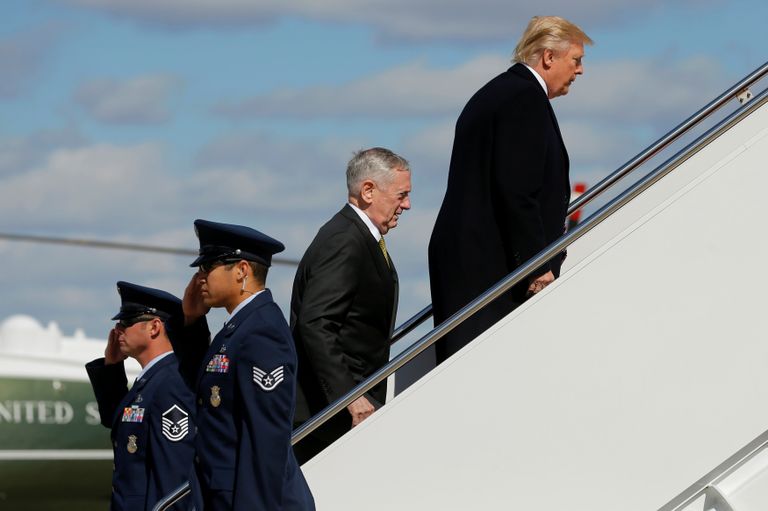 Президент США Дональд Трамп и министр обороны США Джим Мэттис поднимаются на борт самолета. Март 2017 года Президент США Дональд Трамп и министр обороны США Джим Мэттис поднимаются на борт самолета. Март 2017 года