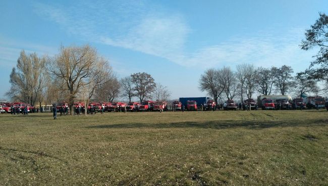 Колонна пожарных машин возле города Балаклея в Харьковской области, Украина. 23 марта 2017 Колонна пожарных машин возле города Балаклея в Харьковской области, Украина. 23 марта 2017