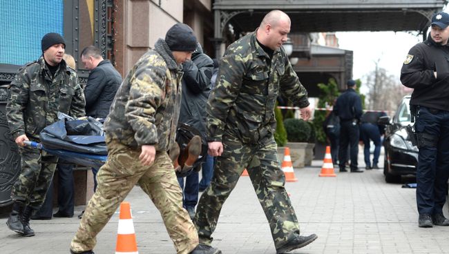 Сотрудники правоохранительных органов на месте убийства бывшего депутата Государственной Думы РФ Дениса Вороненкова в Киеве. 23 марта 2017 Сотрудники правоохранительных органов на месте убийства бывшего депутата Государственной Думы РФ Дениса Вороненкова в Киеве. 23 марта 2017