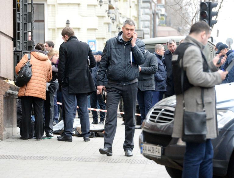 Сотрудники правоохранительных органов на месте убийства бывшего депутата Государственной Думы РФ Дениса Вороненкова в Киеве Сотрудники правоохранительных органов на месте убийства бывшего депутата Государственной Думы РФ Дениса Вороненкова в Киеве