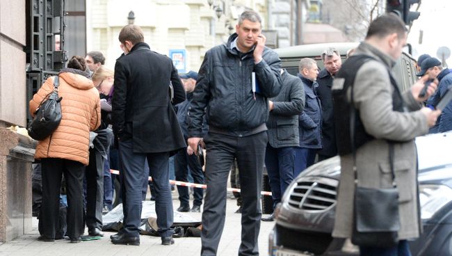 Сотрудники правоохранительных органов на месте убийства бывшего депутата Государственной Думы РФ Дениса Вороненкова в Киеве. Архивное фото Сотрудники правоохранительных органов на месте убийства бывшего депутата Государственной Думы РФ Дениса Вороненкова в Киеве. Архивное фото