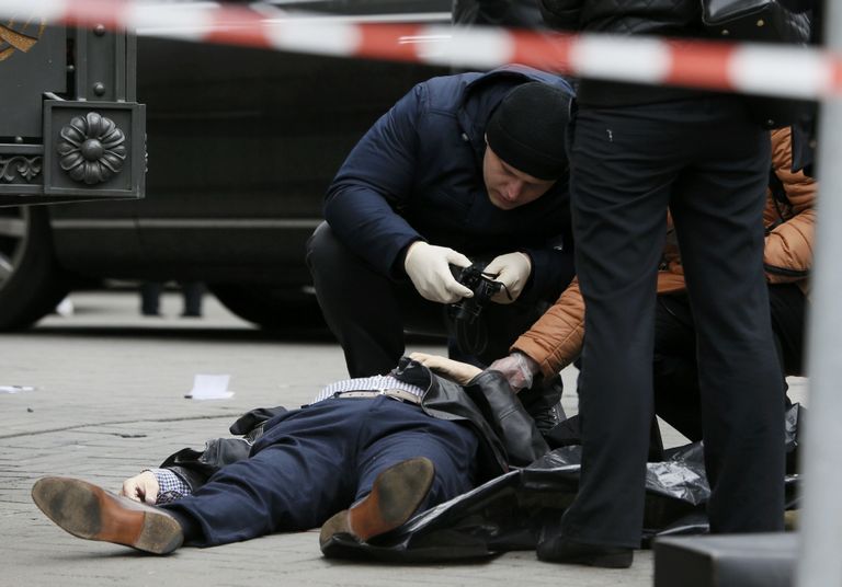 На месте убийства бывшего депутата Госдумы России Дениса Вороненкова в Киеве, Украина. 23 марта 2017 На месте убийства бывшего депутата Госдумы России Дениса Вороненкова в Киеве, Украина. 23 марта 2017