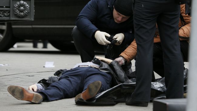 На месте убийства бывшего депутата Госдумы России Дениса Вороненкова в Киеве, Украина. 23 марта 2017 На месте убийства бывшего депутата Госдумы России Дениса Вороненкова в Киеве, Украина. 23 марта 2017