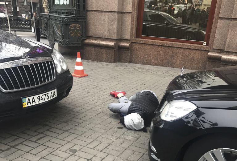 Тело мужчины возле места убийства бывшего депутата Госдумы России Дениса Вороненкова в Киеве, Украина. 23 марта 2017 Тело мужчины возле места убийства бывшего депутата Госдумы России Дениса Вороненкова в Киеве, Украина. 23 марта 2017