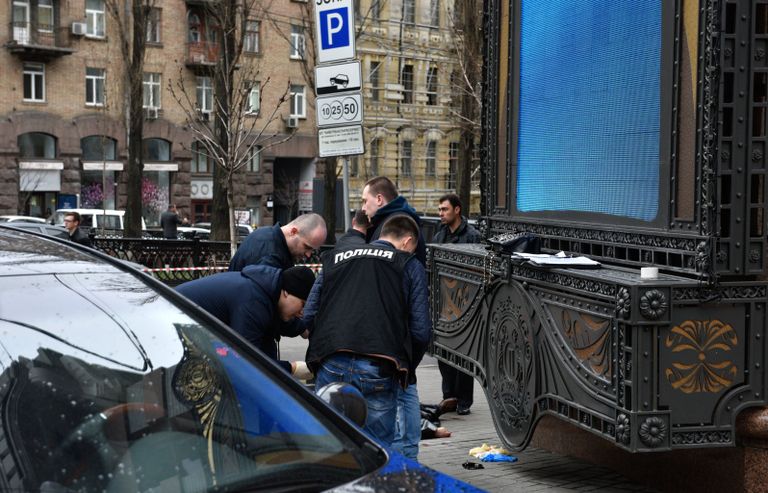 Сотрудники правоохранительных органов на месте убийства бывшего депутата Государственной Думы РФ Дениса Вороненкова в Киеве Сотрудники правоохранительных органов на месте убийства бывшего депутата Государственной Думы РФ Дениса Вороненкова в Киеве