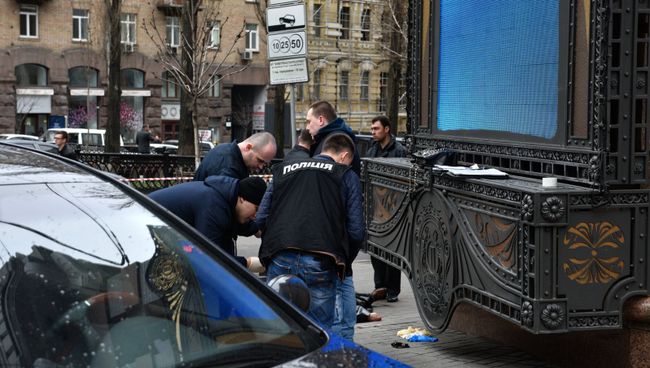 Сотрудники правоохранительных органов на месте убийства бывшего депутата Государственной Думы РФ Дениса Вороненкова в Киеве. Архивное фото Сотрудники правоохранительных органов на месте убийства бывшего депутата Государственной Думы РФ Дениса Вороненкова в Киеве. Архивное фото