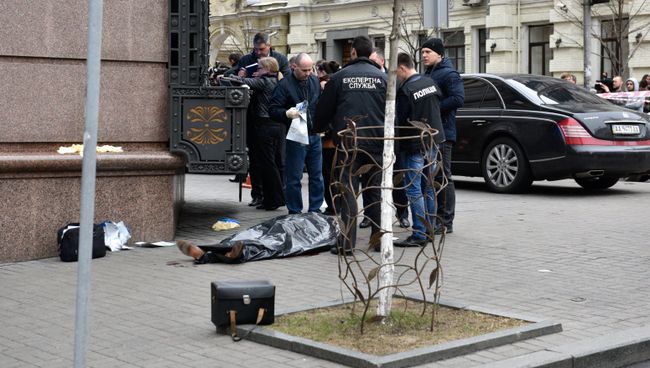 Сотрудники правоохранительных органов на месте убийства бывшего депутата Государственной Думы РФ Дениса Вороненкова в Киеве Сотрудники правоохранительных органов на месте убийства бывшего депутата Государственной Думы РФ Дениса Вороненкова в Киеве