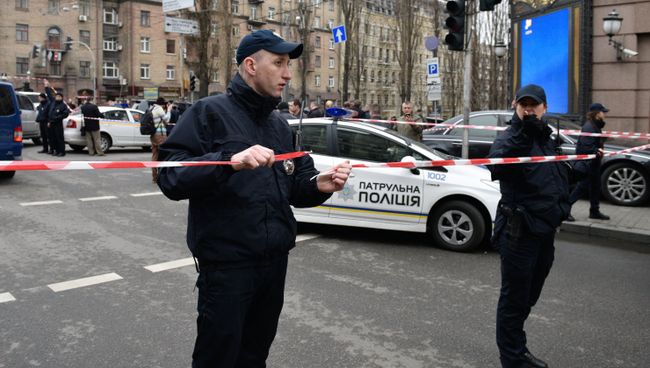 Сотрудники правоохранительных органов на месте убийства бывшего депутата Государственной Думы РФ Дениса Вороненкова в Киеве Сотрудники правоохранительных органов на месте убийства бывшего депутата Государственной Думы РФ Дениса Вороненкова в Киеве