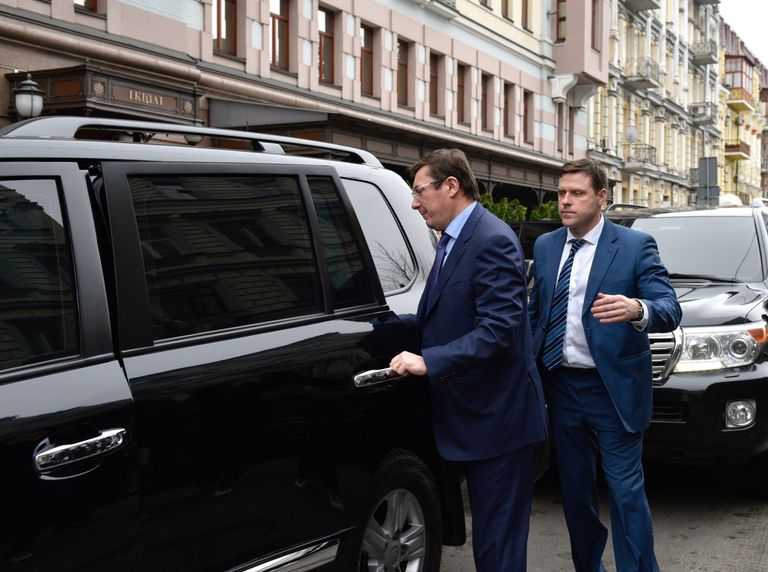 Генеральный прокурор Украины Юрий Луценко на месте убийства бывшего депутата Государственной Думы РФ Дениса Вороненкова в Киеве