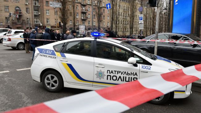 Полицейский автомобиль на месте убийства бывшего депутата Государственной Думы РФ Дениса Вороненкова в Киеве. Архивное фото Полицейский автомобиль на месте убийства бывшего депутата Государственной Думы РФ Дениса Вороненкова в Киеве. Архивное фото