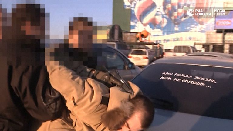 Кадры задержания россиян, подозреваемых в почтовой контрабанде оружия из США