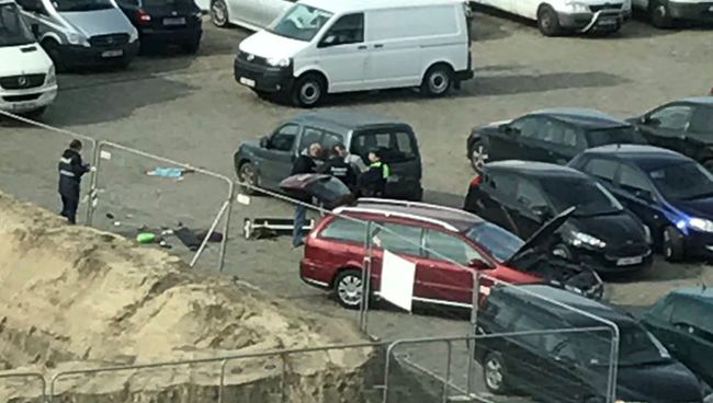 Полицейские рядом с автомобилем, на котором была совершена попытка наезда на толпу в Антверпене. 23 марта 2017 Полицейские рядом с автомобилем, на котором была совершена попытка наезда на толпу в Антверпене. 23 марта 2017