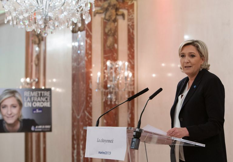 Кандидат на пост президента Франции, лидер французской партии Национальный фронт Марин Ле Пен во время пресс-конференции в Париже 