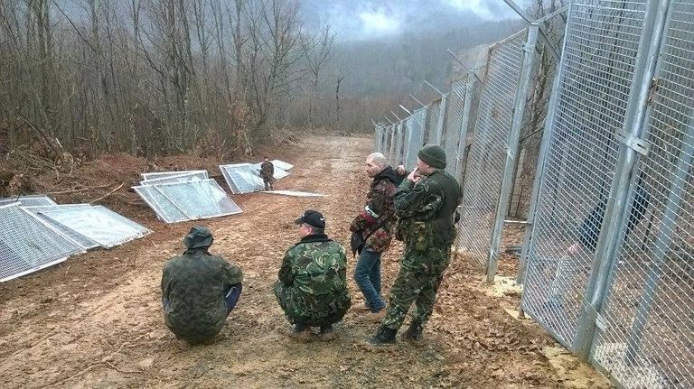 Болгарские волонтеры строят забор на границе с Турцией для защиты выборов Болгарские волонтеры строят забор на границе с Турцией для защиты выборов
