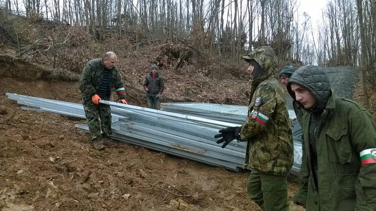 Болгарские волонтеры строят забор на границе с Турцией для защиты выборов Болгарские волонтеры строят забор на границе с Турцией для защиты выборов