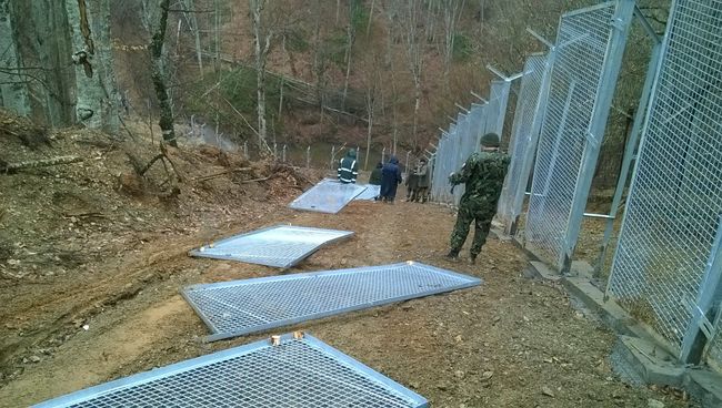 Болгарские волонтеры строят забор на границе с Турцией для защиты выборов Болгарские волонтеры строят забор на границе с Турцией для защиты выборов