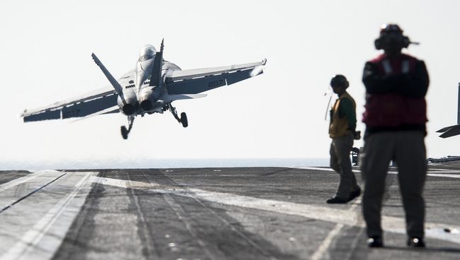Самолет F/A-18F Super Hornet взлетает с палубы авианосца George H.W. Bush во время операции Inherent Resolve. Архивное фото Самолет F/A-18F Super Hornet взлетает с палубы авианосца George H.W. Bush во время операции Inherent Resolve. Архивное фото