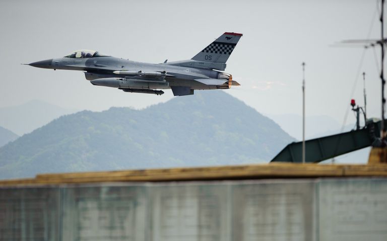 Истребитель F-16 ВВС США во время учений Foal Eagle в Южной Корее 