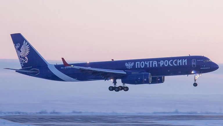 Магистральный грузовой самолет ТУ-204С Почты России