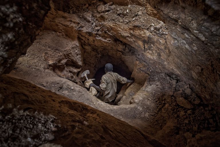 Работа фотографа из Словении Matjaz Krivic Digging for the Future для конкурса фотографии HIPA Работа фотографа из Словении Matjaz Krivic Digging for the Future для конкурса фотографии HIPA