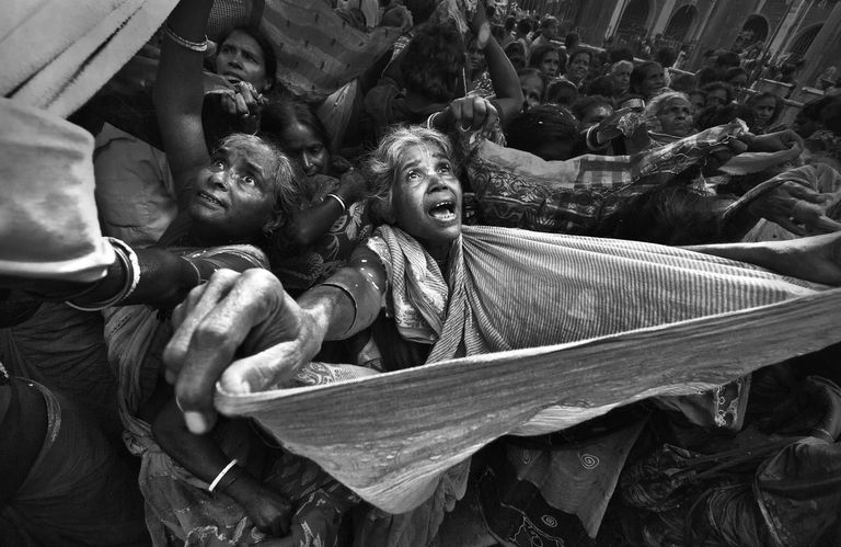 Работа фотографа из Индии Apurba Mallick To Catch a Blessing для конкурса фотографии HIPA Работа фотографа из Индии Apurba Mallick To Catch a Blessing для конкурса фотографии HIPA
