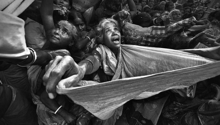 Работа фотографа из Индии Apurba Mallick To Catch a Blessing для конкурса фотографии HIPA Работа фотографа из Индии Apurba Mallick To Catch a Blessing для конкурса фотографии HIPA