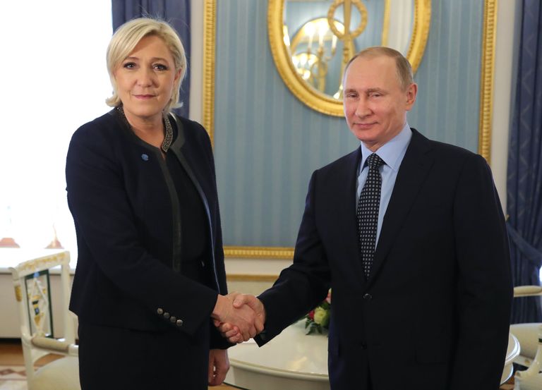 Президент РФ Владимир Путин и лидер политической партии Франции Национальный фронт, кандидат в президенты Франции Марин Ле Пен во время встречи. 24 марта 2017 Президент РФ Владимир Путин и лидер политической партии Франции Национальный фронт, кандидат в президенты Франции Марин Ле Пен во время встречи. 24 марта 2017