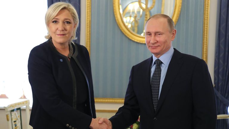 Президент РФ Владимир Путин и лидер политической партии Франции Национальный фронт, кандидат в президенты Франции Марин Ле Пен во время встречи. 24 марта 2017 Президент РФ Владимир Путин и лидер политической партии Франции Национальный фронт, кандидат в президенты Франции Марин Ле Пен во время встречи. 24 марта 2017