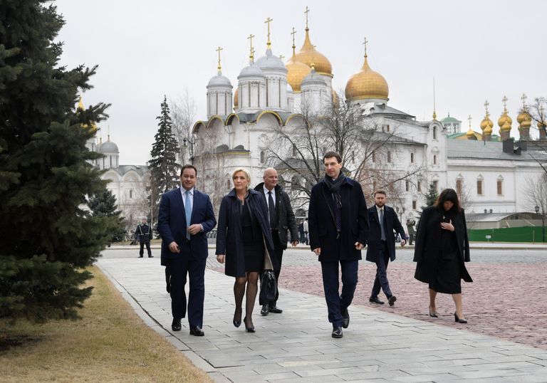 Лидер политической партии Франции Национальный фронт, кандидат в президенты Франции Марин Ле Пен во время осмотра территории Кремля перед встречей с Владимиром Путиным Лидер политической партии Франции Национальный фронт, кандидат в президенты Франции Марин Ле Пен во время осмотра территории Кремля перед встречей с Владимиром Путиным