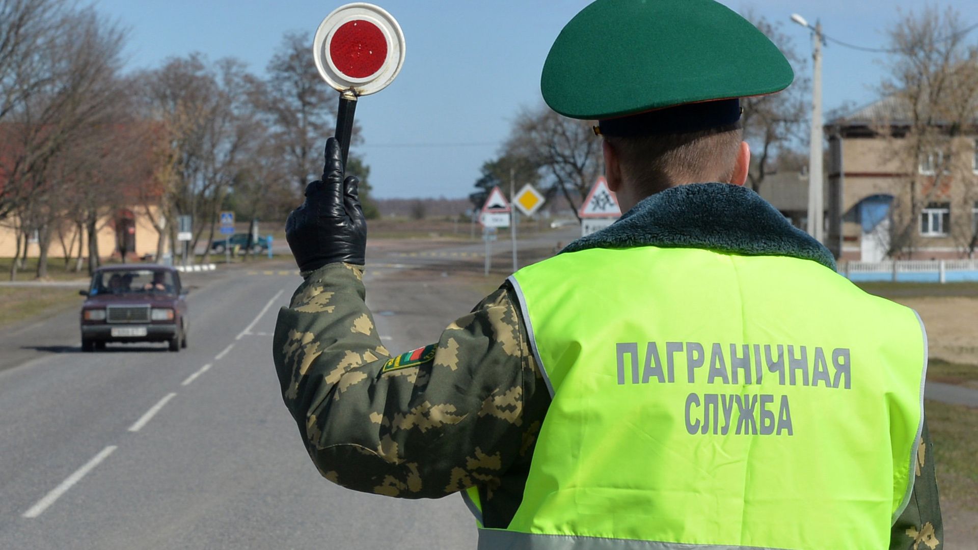 Сотрудник Мозырского пограничного отряда во время проверки транспорта на въезде в пограничную зону вдоль белорусско-украинской границы Сотрудник Мозырского пограничного отряда во время проверки транспорта на въезде в пограничную зону вдоль белорусско-украинской границы - РИА Новости, 1920, 08.09.2020