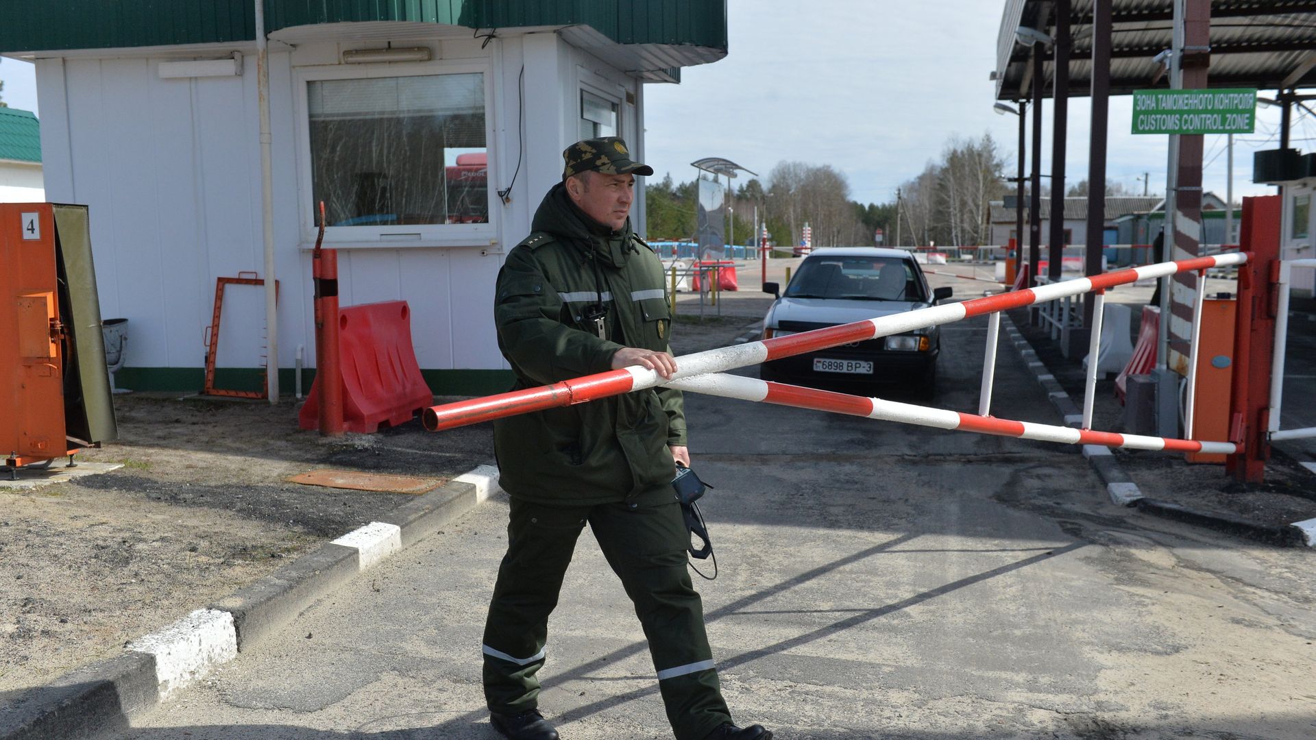 Сотрудник Мозырского пограничного отряда в межгосударственном пункте пропуска Александровка на белорусско-украинской границе Сотрудник Мозырского пограничного отряда в межгосударственном пункте пропуска Александровка на белорусско-украинской границе - РИА Новости, 1920, 31.10.2020