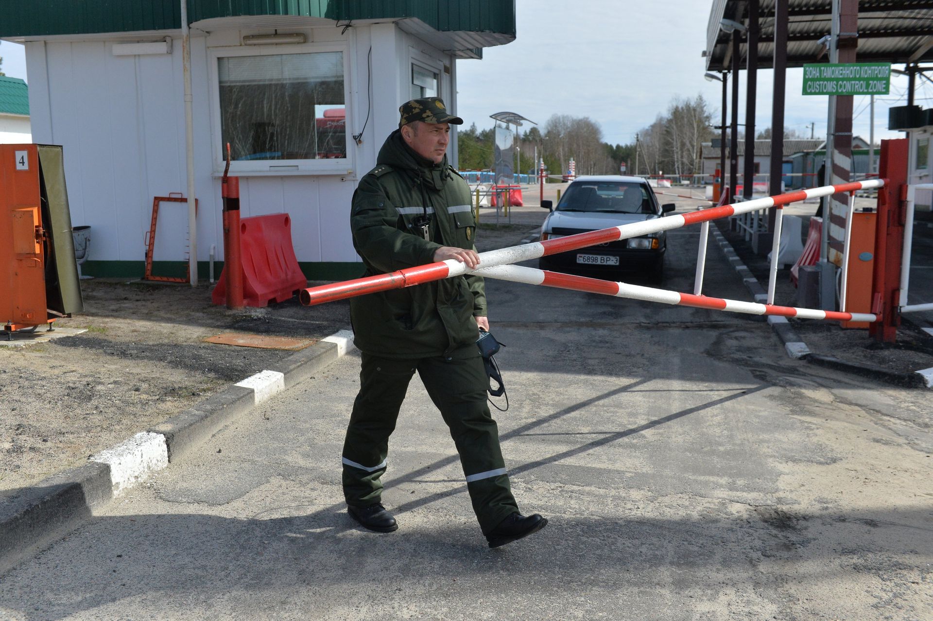 Сотрудник Мозырского пограничного отряда в межгосударственном пункте пропуска Александровка на белорусско-украинской границе Сотрудник Мозырского пограничного отряда в межгосударственном пункте пропуска Александровка на белорусско-украинской границе - РИА Новости, 1920, 11.12.2020