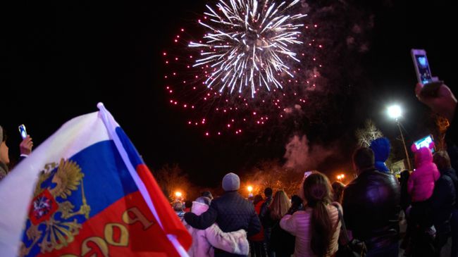 Праздничный салют в честь третьей годовщины воссоединения Крыма с Россией в Севастополе. 18 марта 2017 года Праздничный салют в честь третьей годовщины воссоединения Крыма с Россией в Севастополе. 18 марта 2017 года