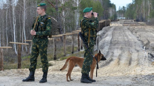 Сотрудники Мозырского пограничного отряда патрулируют контрольно-следовую полосу на белорусско-украинской границе Сотрудники Мозырского пограничного отряда патрулируют контрольно-следовую полосу на белорусско-украинской границе