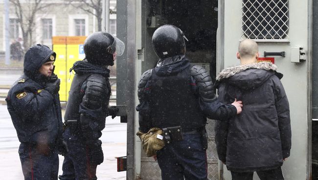 ОМОН задерживает участников несанкционированной акции оппозиции в Минске, 25 марта 2017 года ОМОН задерживает участников несанкционированной акции оппозиции в Минске, 25 марта 2017 года