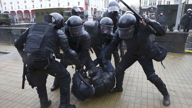 Сотрудники милиции применили силу к участнику митинга в Минске, посвященному Дню Воли Сотрудники милиции применили силу к участнику митинга в Минске, посвященному Дню Воли