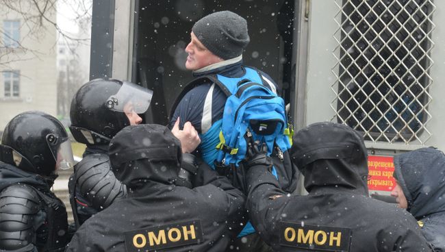 Сотрудники ОМОНа задерживают мужчину во время несанкционированной акции оппозиции в Минске. Сотрудники ОМОНа задерживают мужчину во время несанкционированной акции оппозиции в Минске.
