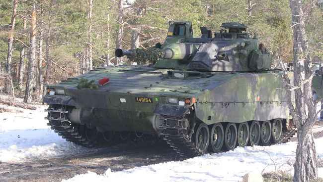 Шведская боевая машина пехоты Stridsfordon 90. Архивное фото Шведская боевая машина пехоты Stridsfordon 90. Архивное фото