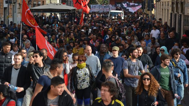 Участники митинга против Европейского Союза идут по улице Рима. 25 марта 2017 Участники митинга против Европейского Союза идут по улице Рима. 25 марта 2017