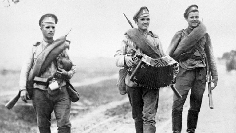 Группа русских солдат дезертирует с фронта