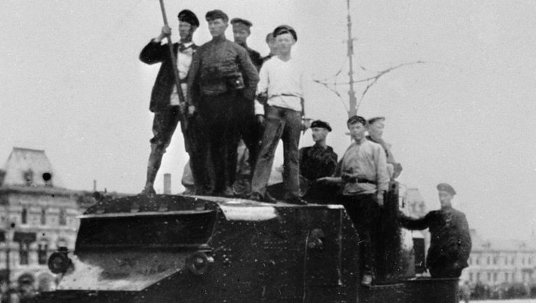 Революционные события в Москве. Рабочие на броневике