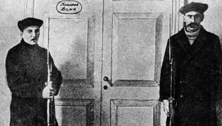 Красногвардейцы охраняют кабинет В. И. Ленина в Смольном. 1917 год Красногвардейцы охраняют кабинет В. И. Ленина в Смольном. 1917 год