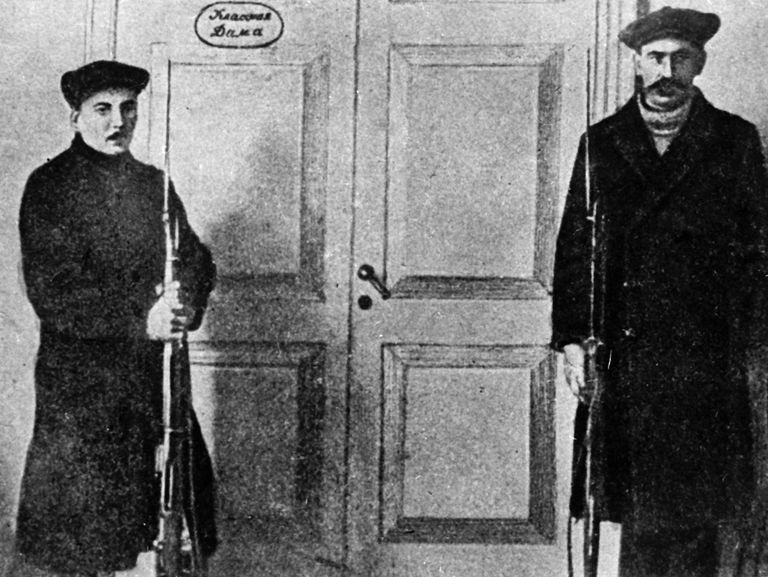 Красногвардейцы охраняют кабинет В. И. Ленина в Смольном