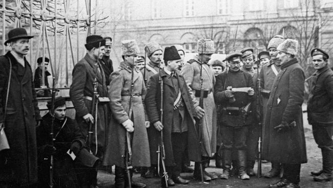 Солдаты и ополченцы у Смольного в октябрьские дни 1917 года Солдаты и ополченцы у Смольного в октябрьские дни 1917 года