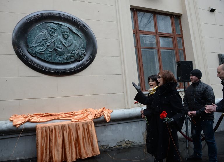 Церемония открытия мемориальной доски оперной певице Галине Вишневской и музыканту Мстиславу Ростроповичу на доме 13 в Газетном переулке в Москве Церемония открытия мемориальной доски оперной певице Галине Вишневской и музыканту Мстиславу Ростроповичу на доме 13 в Газетном переулке в Москве