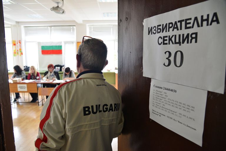 Мужчина на избирательном участке в Софии во время парламентских выборов в Болгарии Мужчина на избирательном участке в Софии во время парламентских выборов в Болгарии